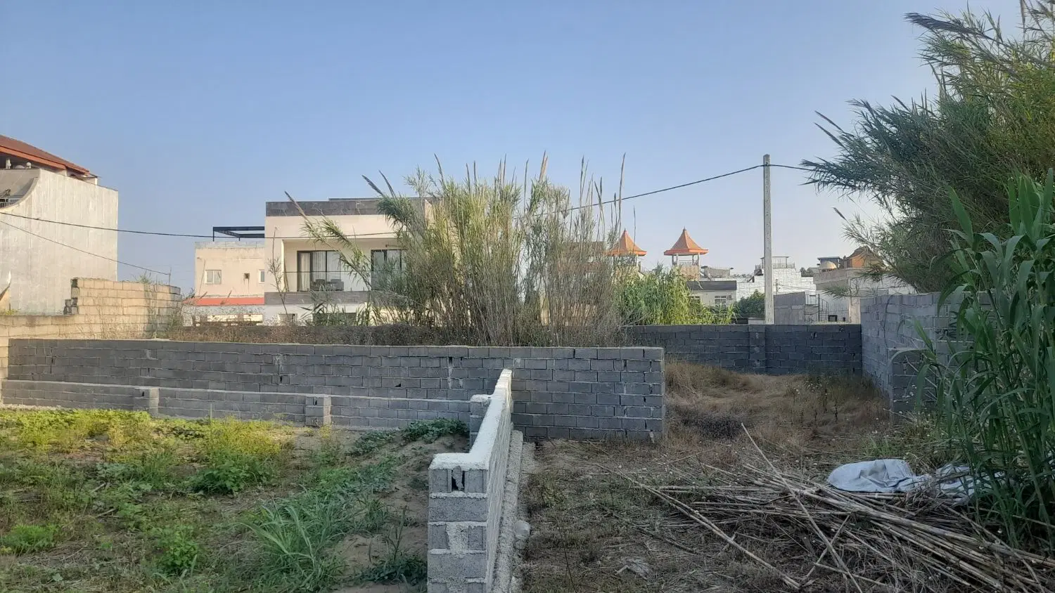 زمین ۱۰۰ متری فرح‌آباد
