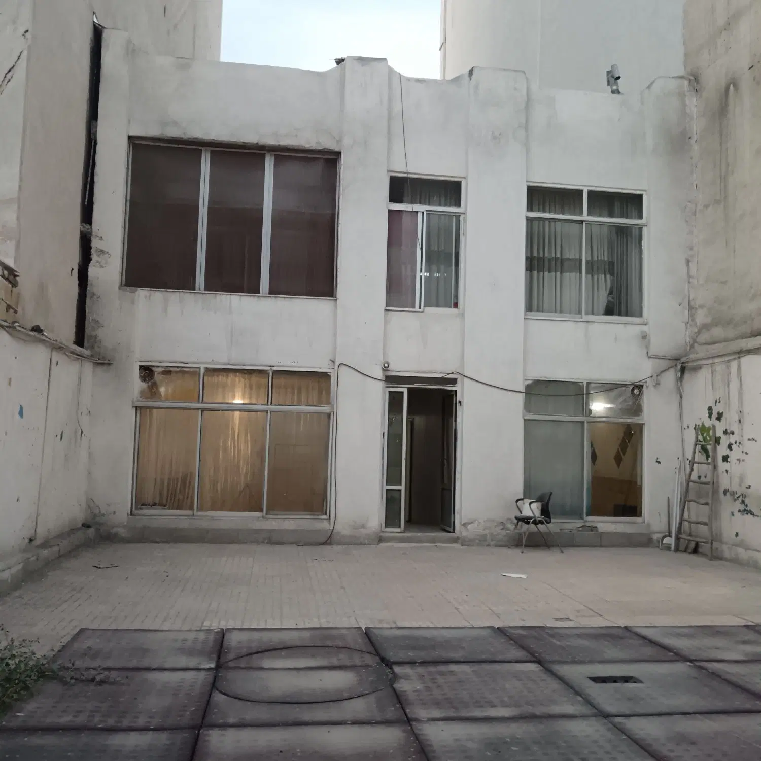 اجاره مسکونی دربست با حیاط بزرگ