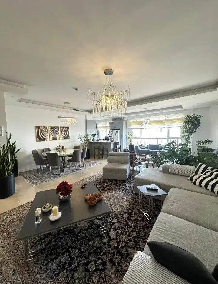 ۱۰۸متردوخواب_سالن سرتاسر پرده خور_تاپ لوکیشن