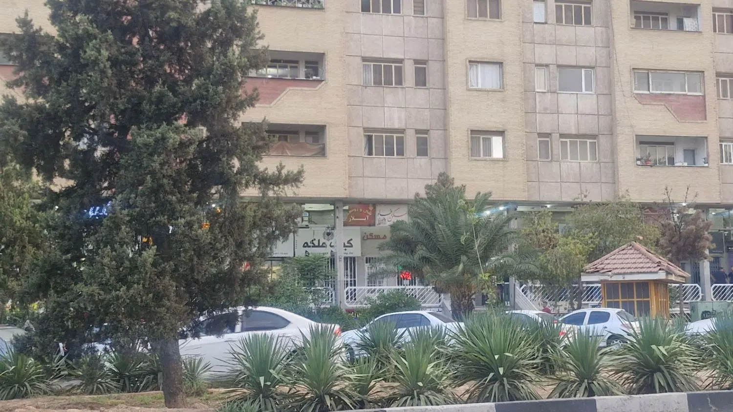 مغازه فروشی بلوار پاسارگاد نبش خیابان پاییز غزال