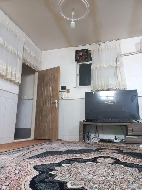 ملک سه طبقه تجاری