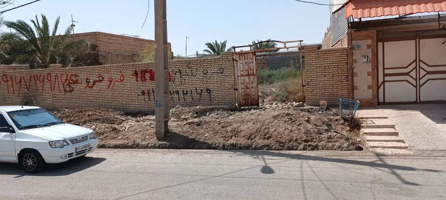 زمین در منیوحی ۲۰۰ متر