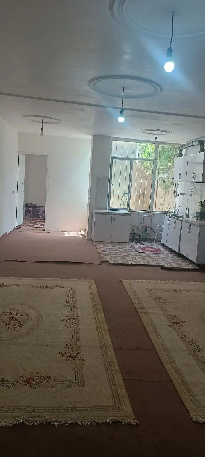 یک ساختمان سه طبقه طبقه اول شهرک مدنی ۳
