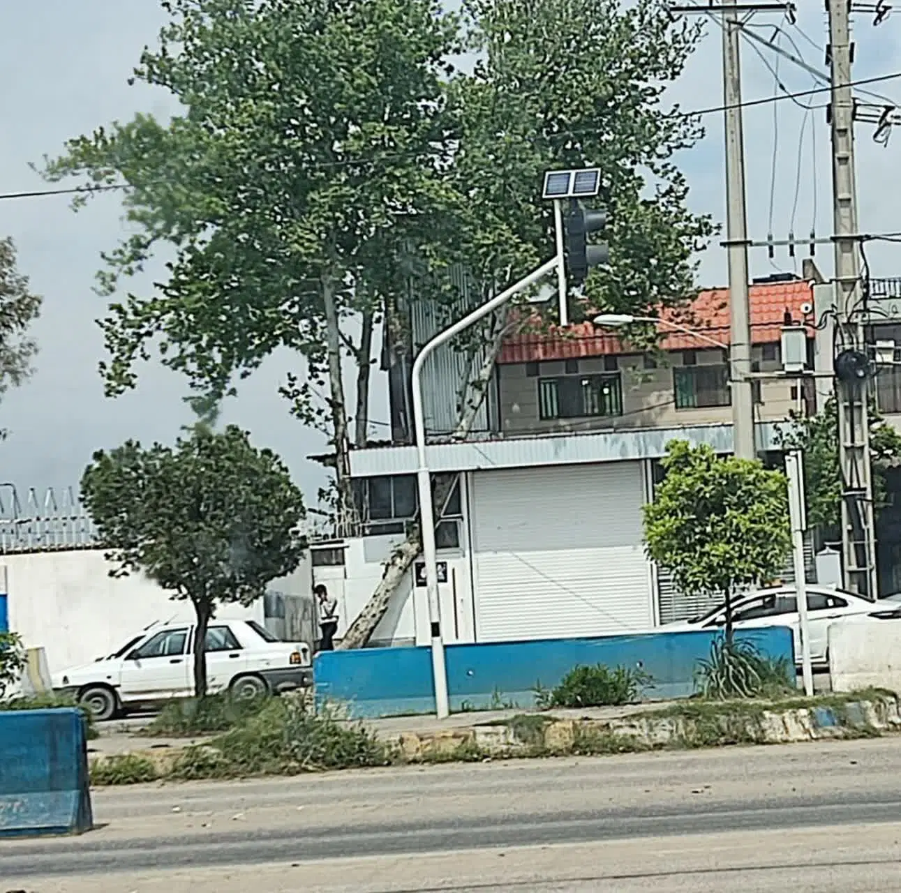 یک باب ساختمان تجاری مسکونی