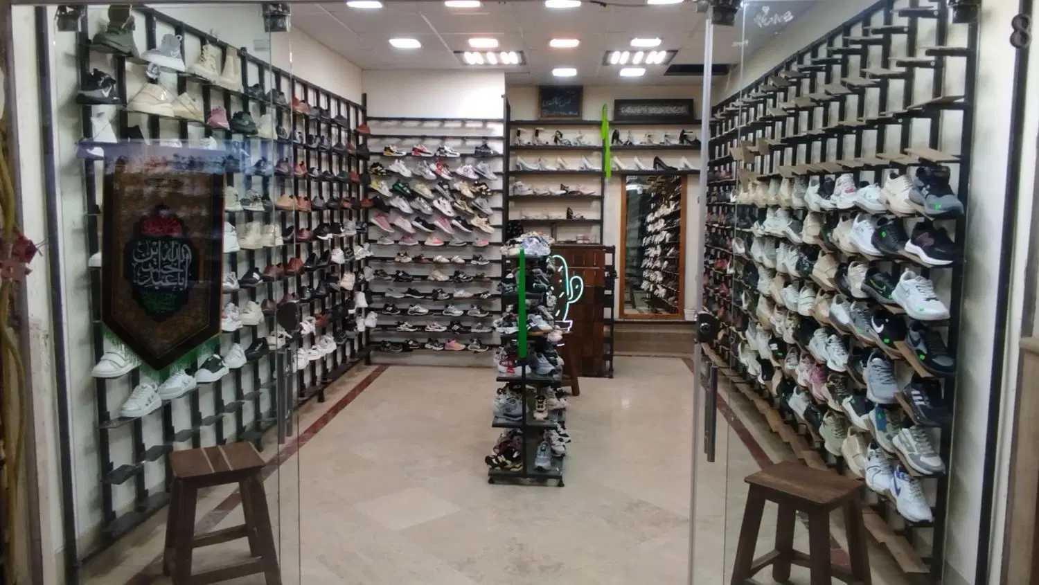 واگذاری کفش فروشی پاساژ سادسی طبقه همکف