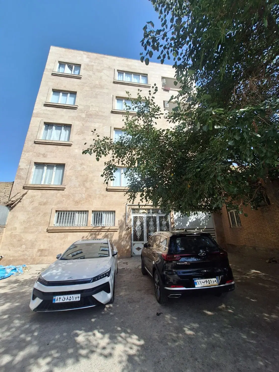آپارتمان ۸۰ متر طبقه همکف راه جدا