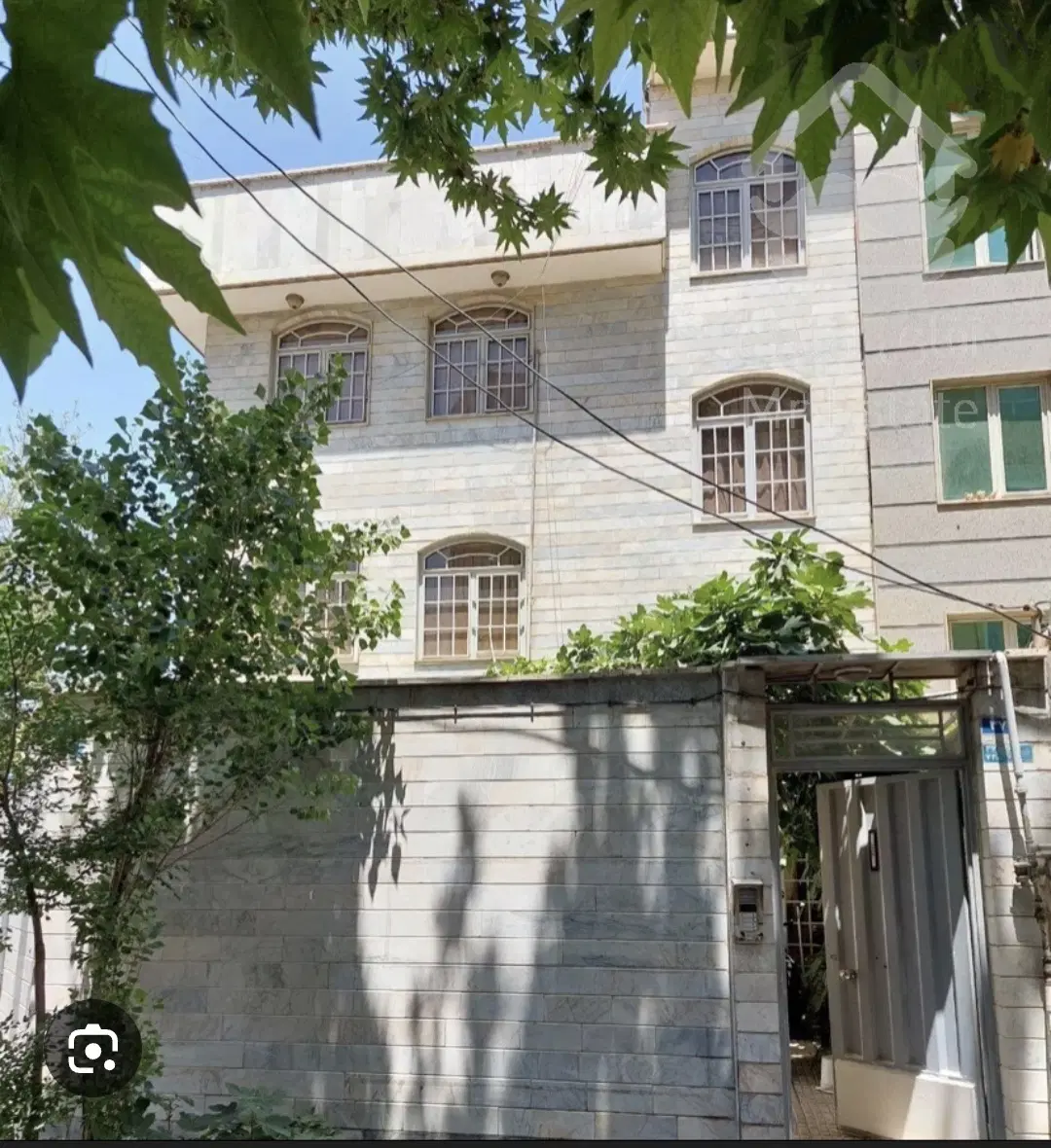 خانه ویلایی با دو دهنه مغازه