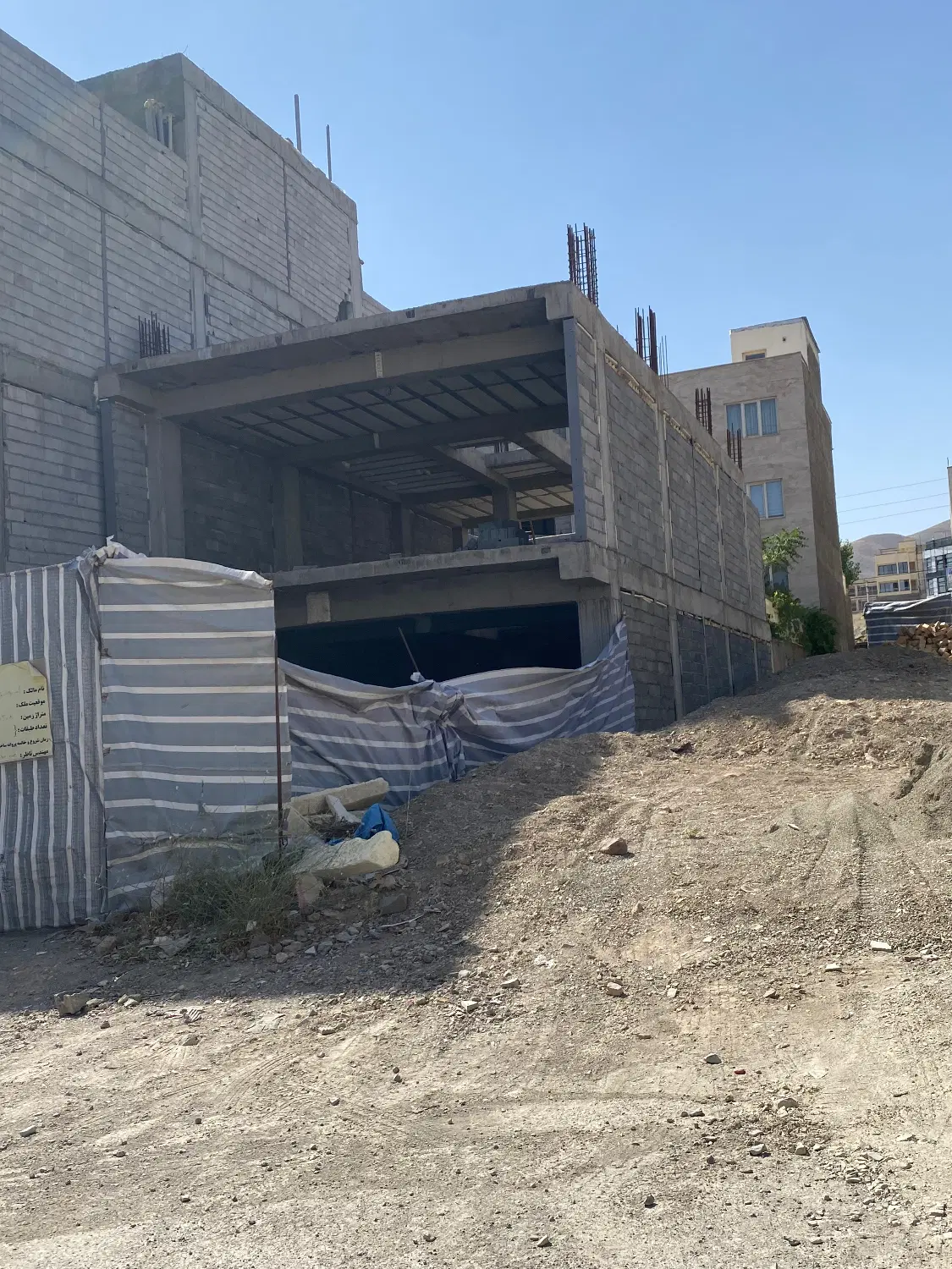 زمین ۲۰۸ متری با اسکلت