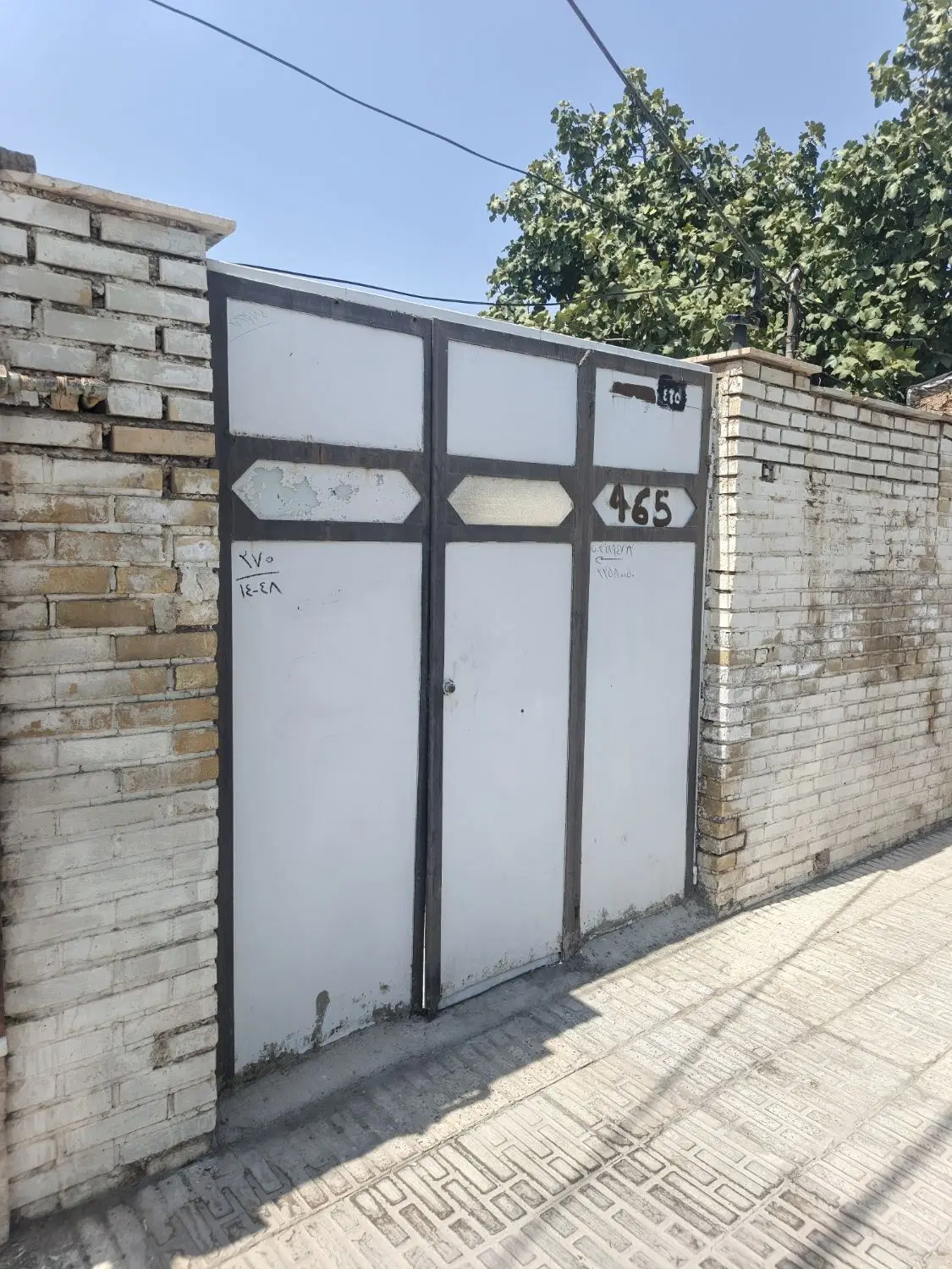 خونه ویلایی نقلی، درب از حیاط