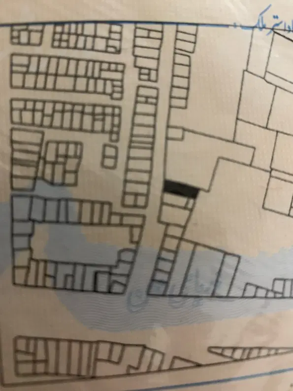 یک باب مغازه در مرکز شهر