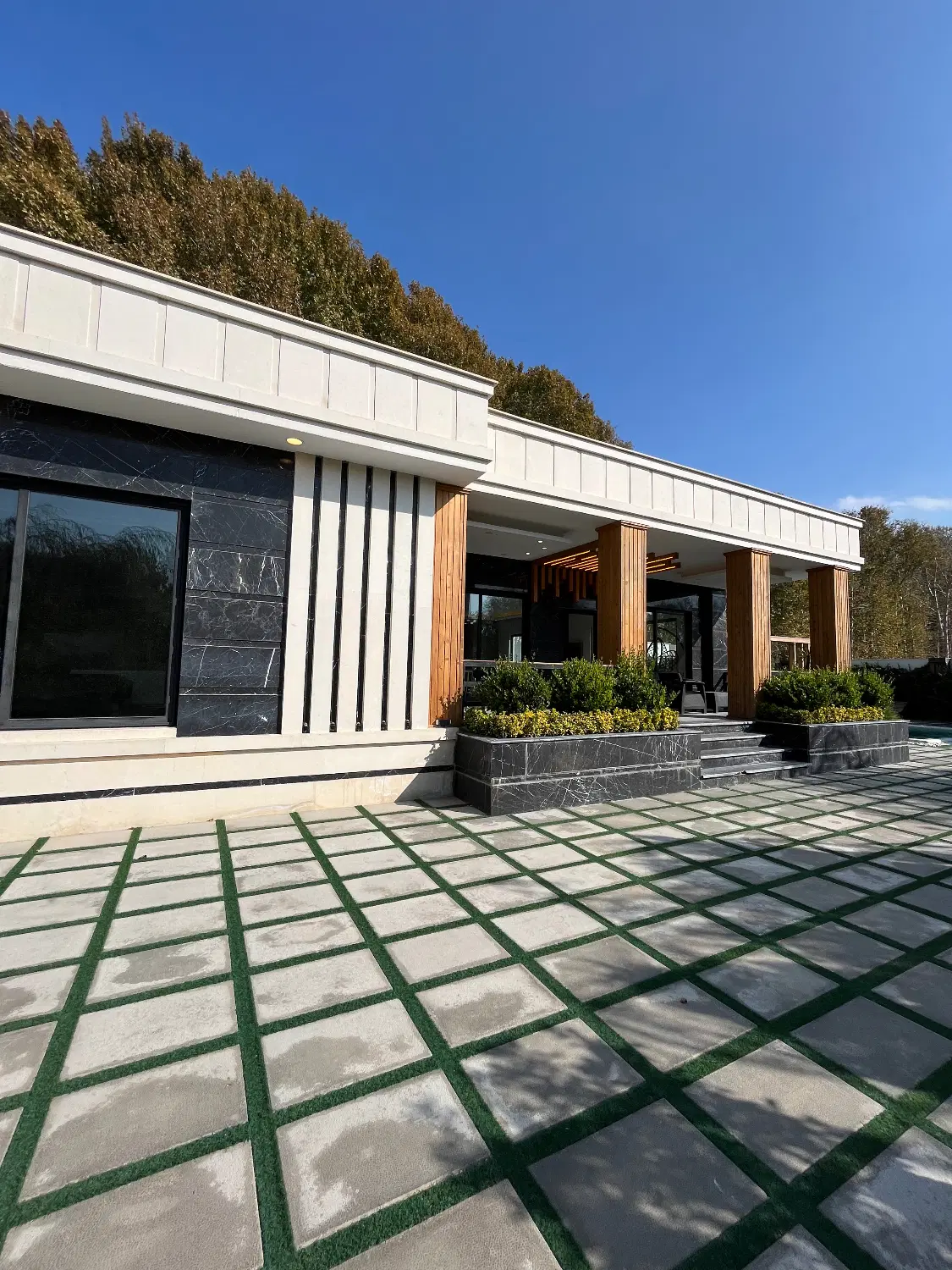 ۱.۱۵۰ متر باغ ویلا مدرن در شهرک تاپ مناسب سکونت