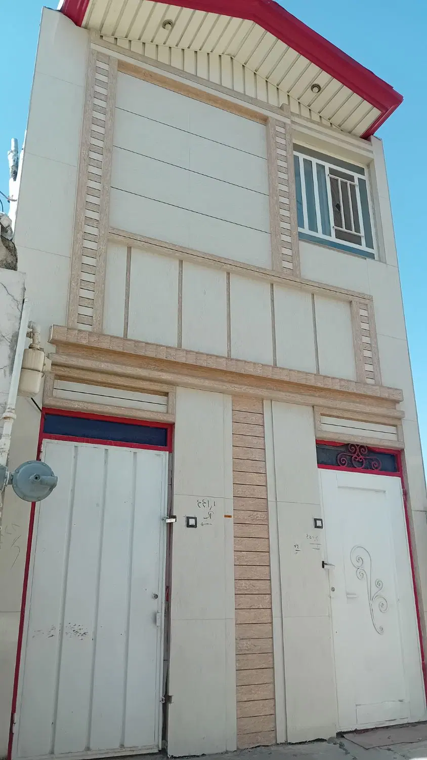 خونه سند دار ۱۰۰ متر زمین ۲۳۰متر ساخت