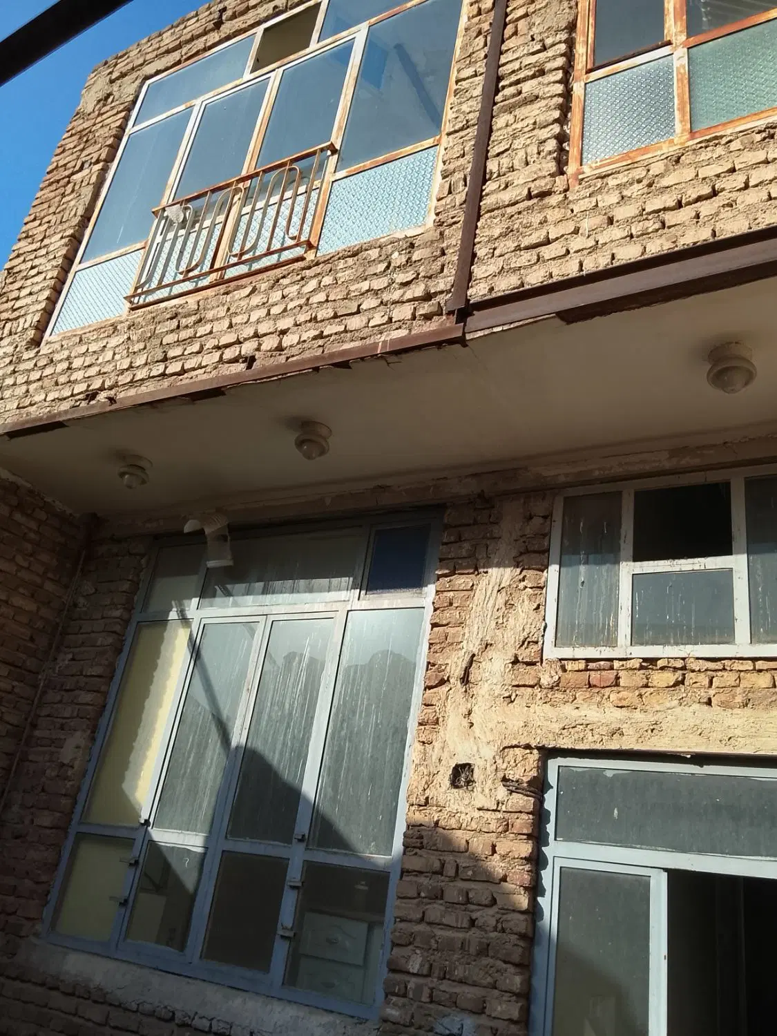 حیاط دو طبقه در منبع اب
