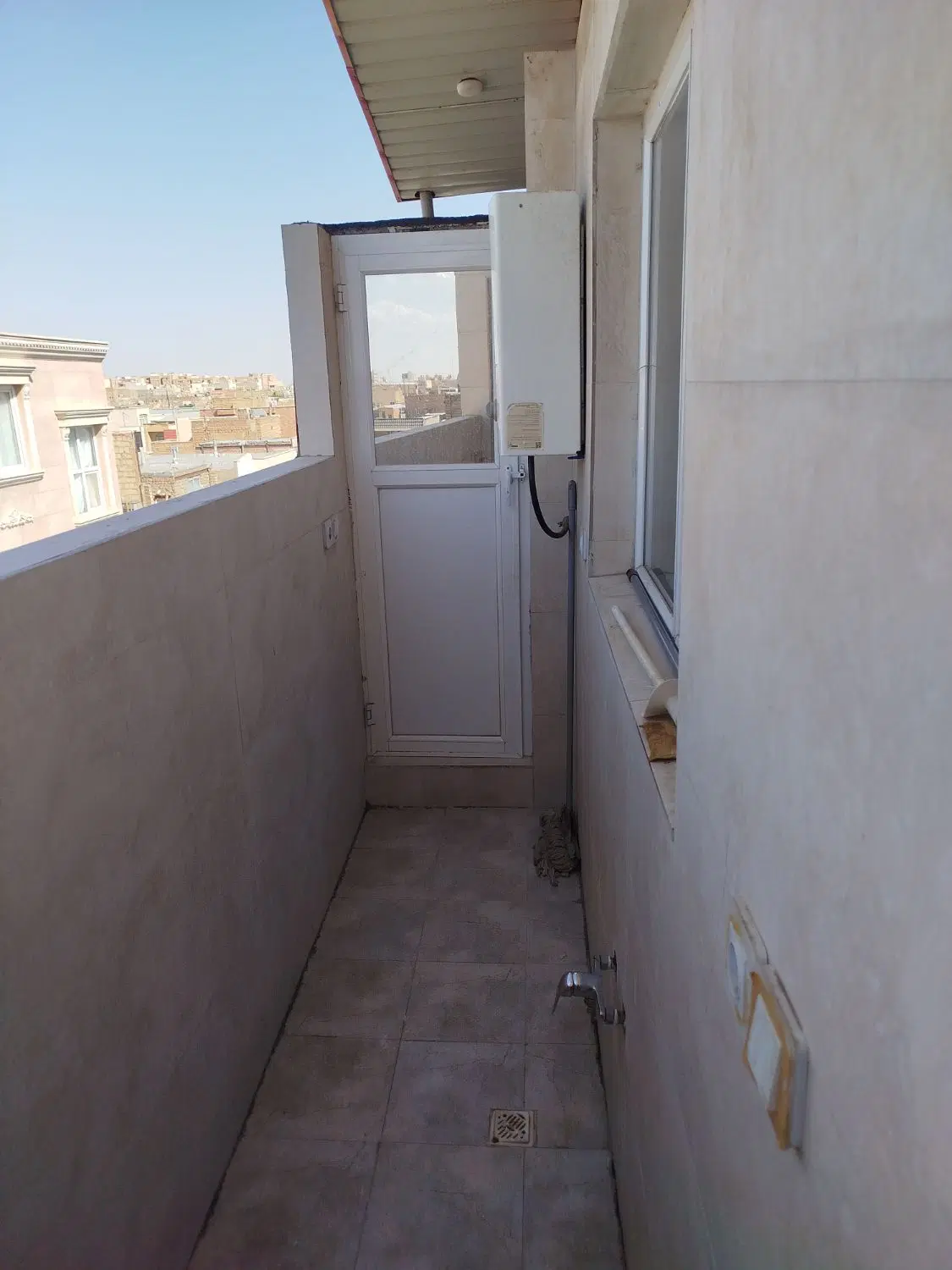 آپارتمانی طبقه دوم بالای مغازه