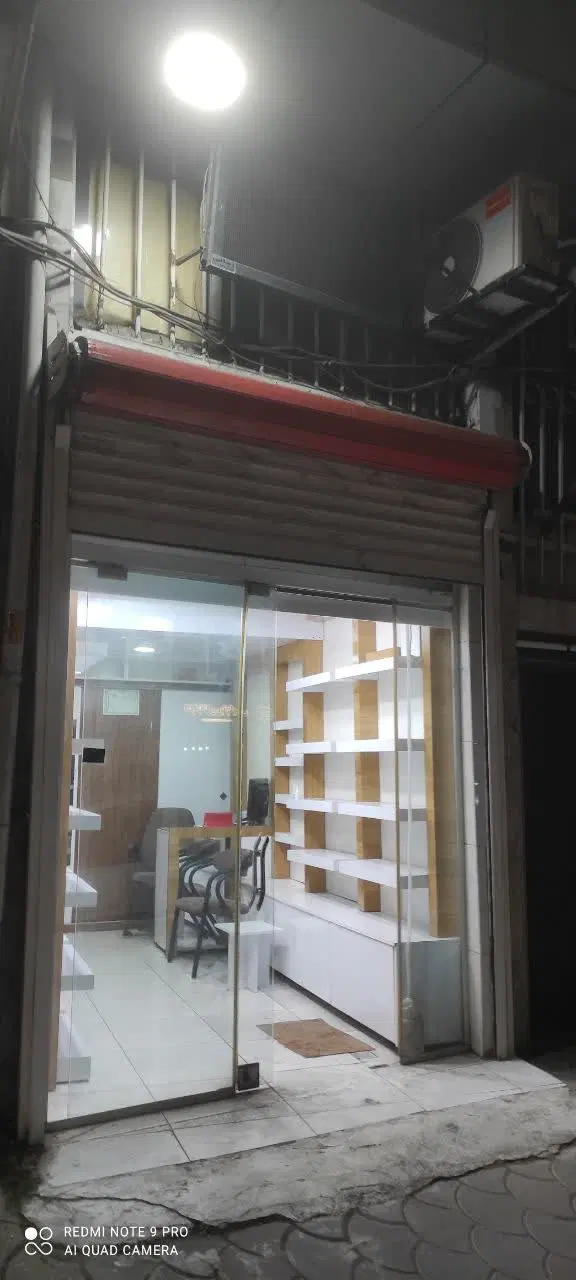 مغازه بر خیابان اصلی