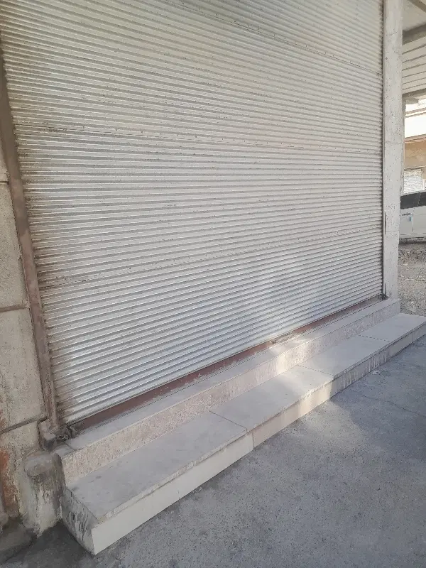 مغازه در خیابان ده متری کرایه داده میشود