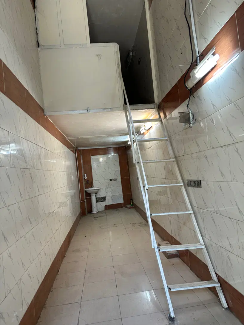 مغازه داخل بازار