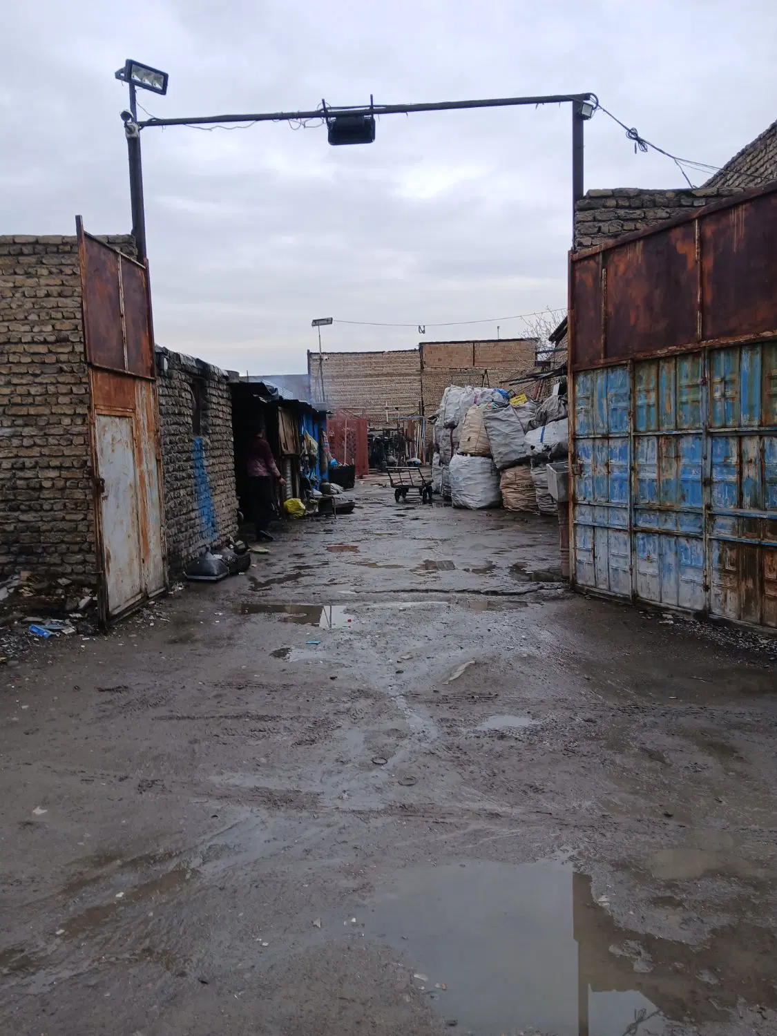 زمین چهار دیواری تجاری