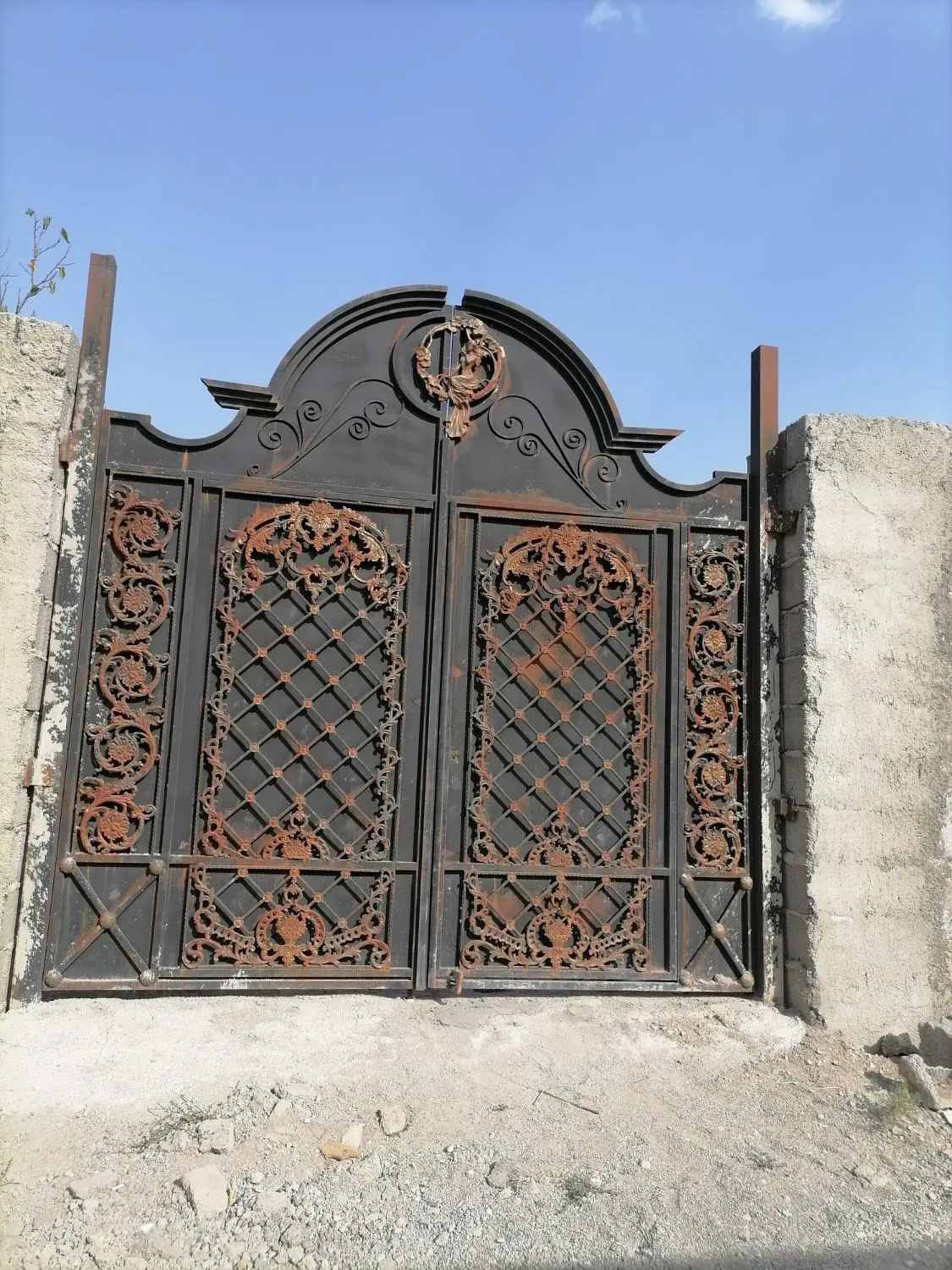 باغچه نیمه کاره چهارباغ خیابان قربانی