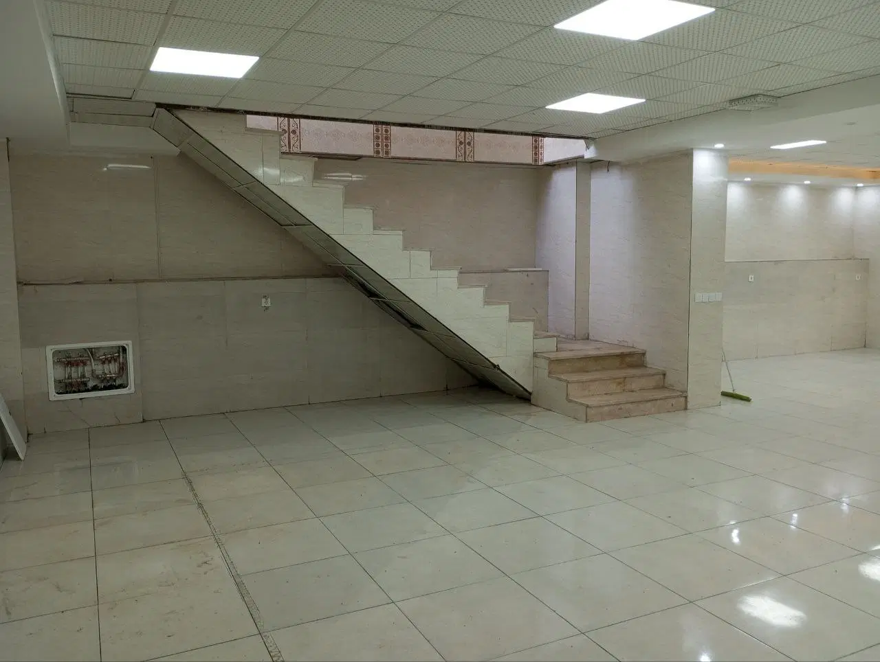 اجاره زیرزمینی،خیابان اصلی بهاران