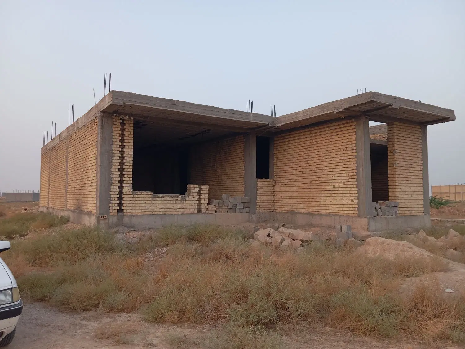 یک باب منزل نیمه کاره. سقف زده مهندس سازی