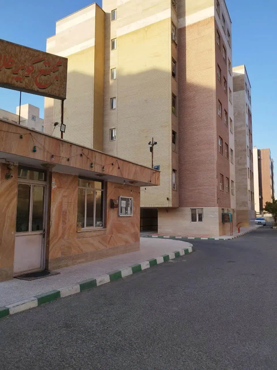 آپارتمان با پارکینگ و انباری در مجتمع به نام