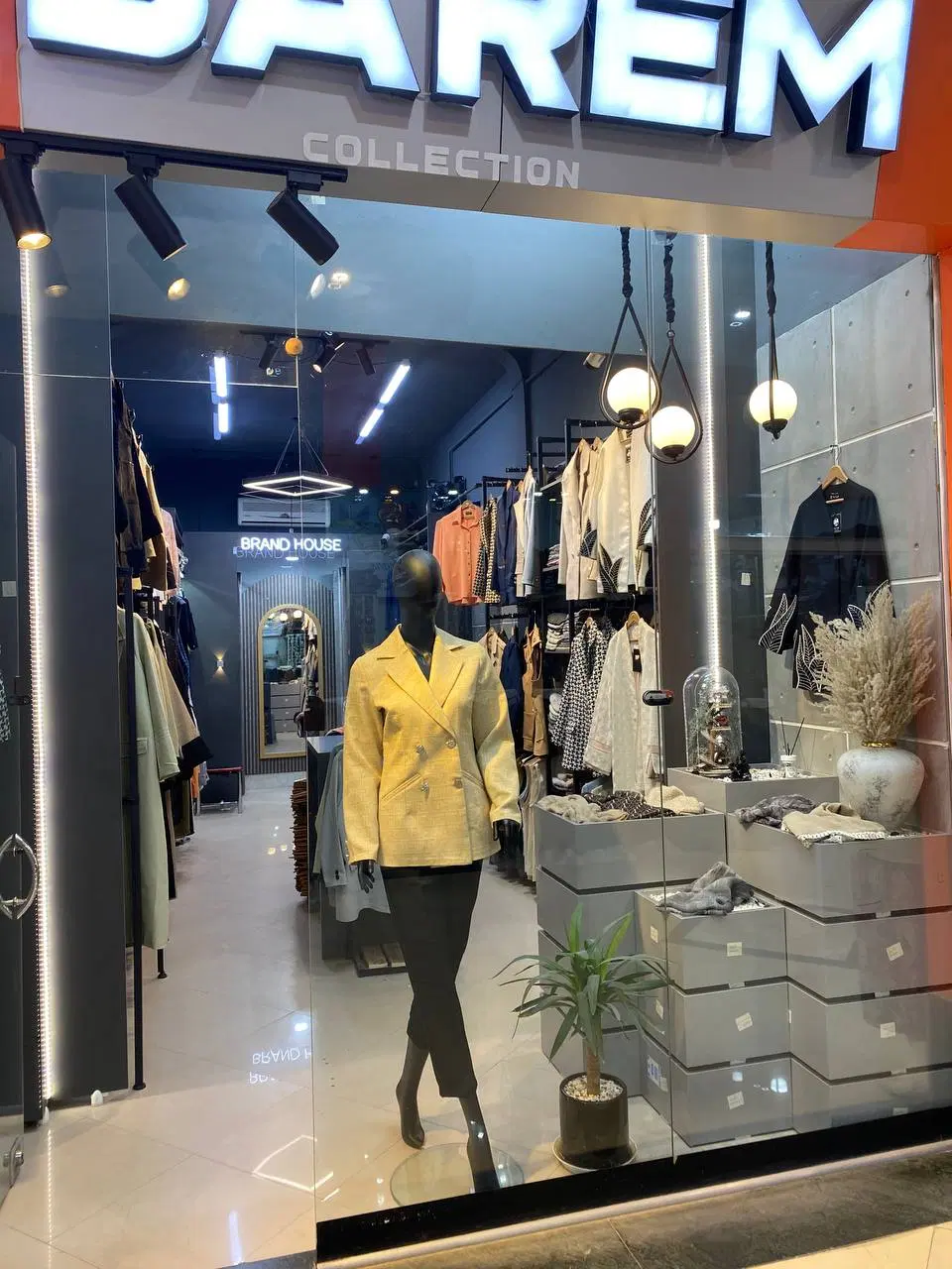 مغازه 23 متری پاساژ ایرانیان طبقه همکف