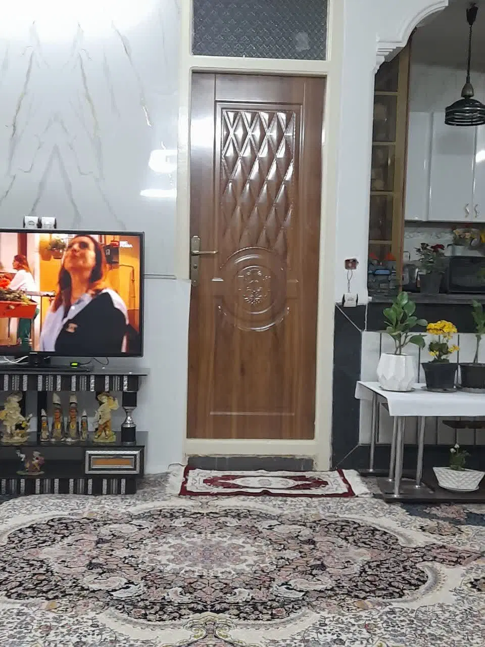 خانه ویلایی دو نبش با حیاط دلباز و قابل سکونت