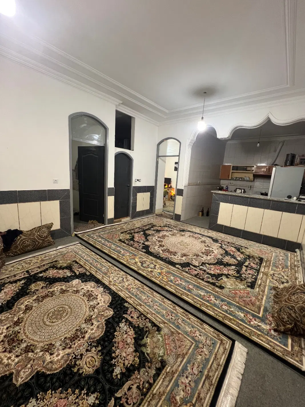 اجاره طبقه هم کف حیاط دار ساختمان دو طبقه