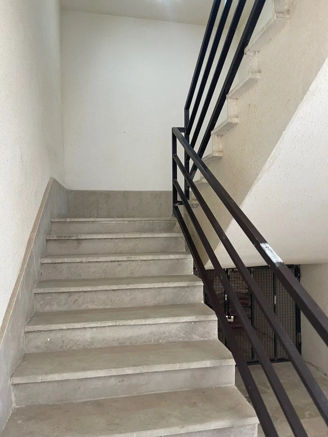آپارتمان سه طبقه ایی