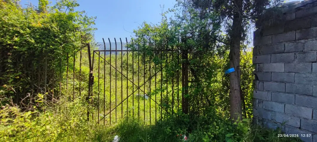 زمین 2200متری . ویلا . باغچه