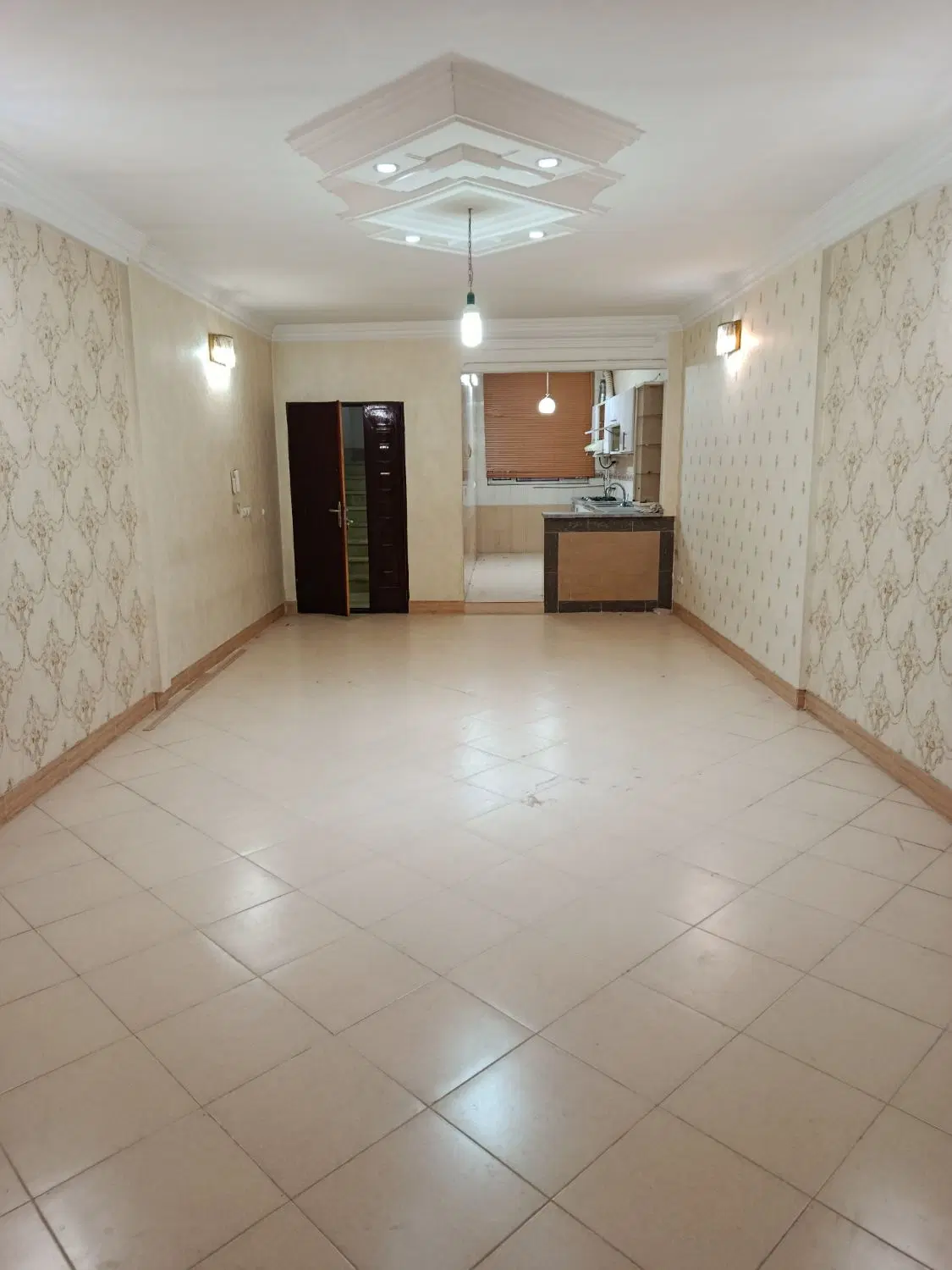 حاشیه 25متری اول روی همکف 110متربنا 2خواب