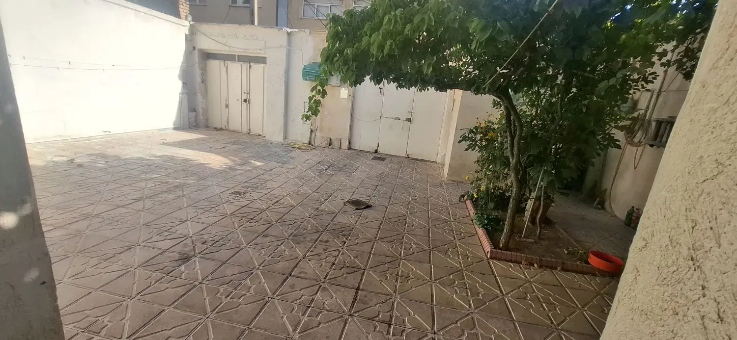 حیاط 190 متری شمس تبریزی شکلی دارایی سوم