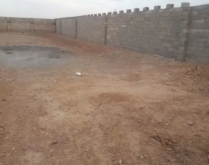 زمین دیوارکشی شده