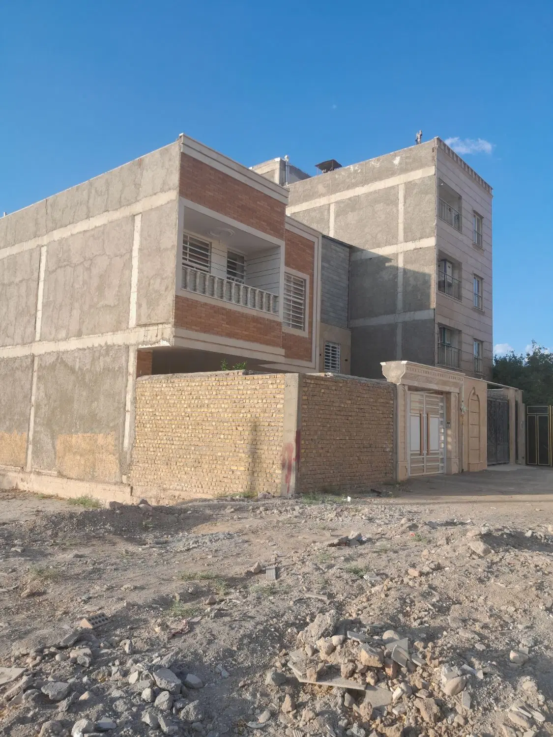 ملک تجاری مسکونی برخیابان بهزاد نبش چهارراه