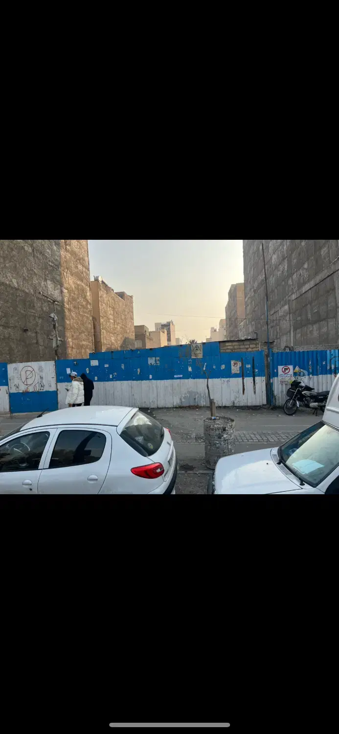 زمین بر خیابان پیروزی