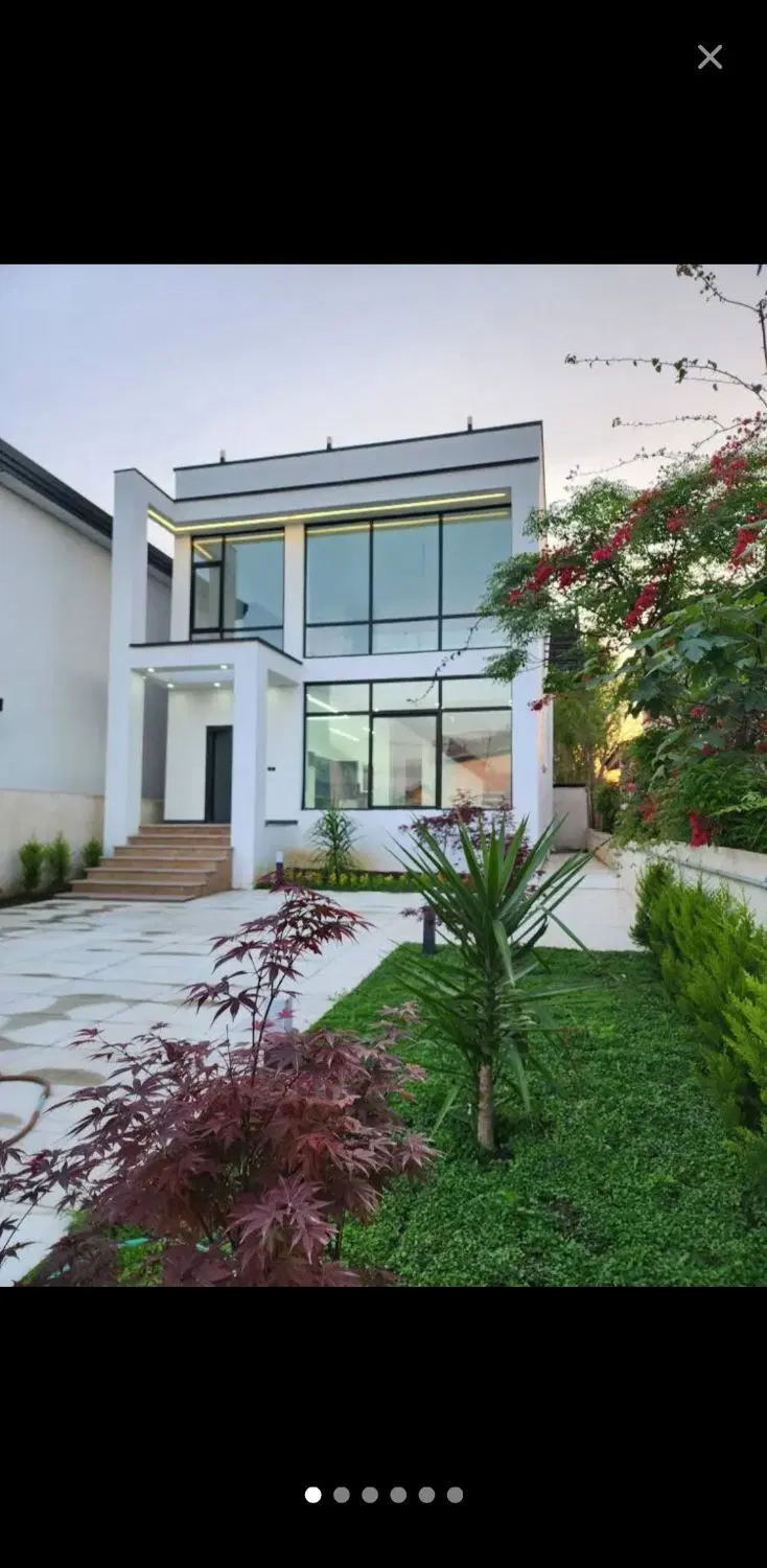 خونه قدیمی اما قابل سکونت سر خیابان
