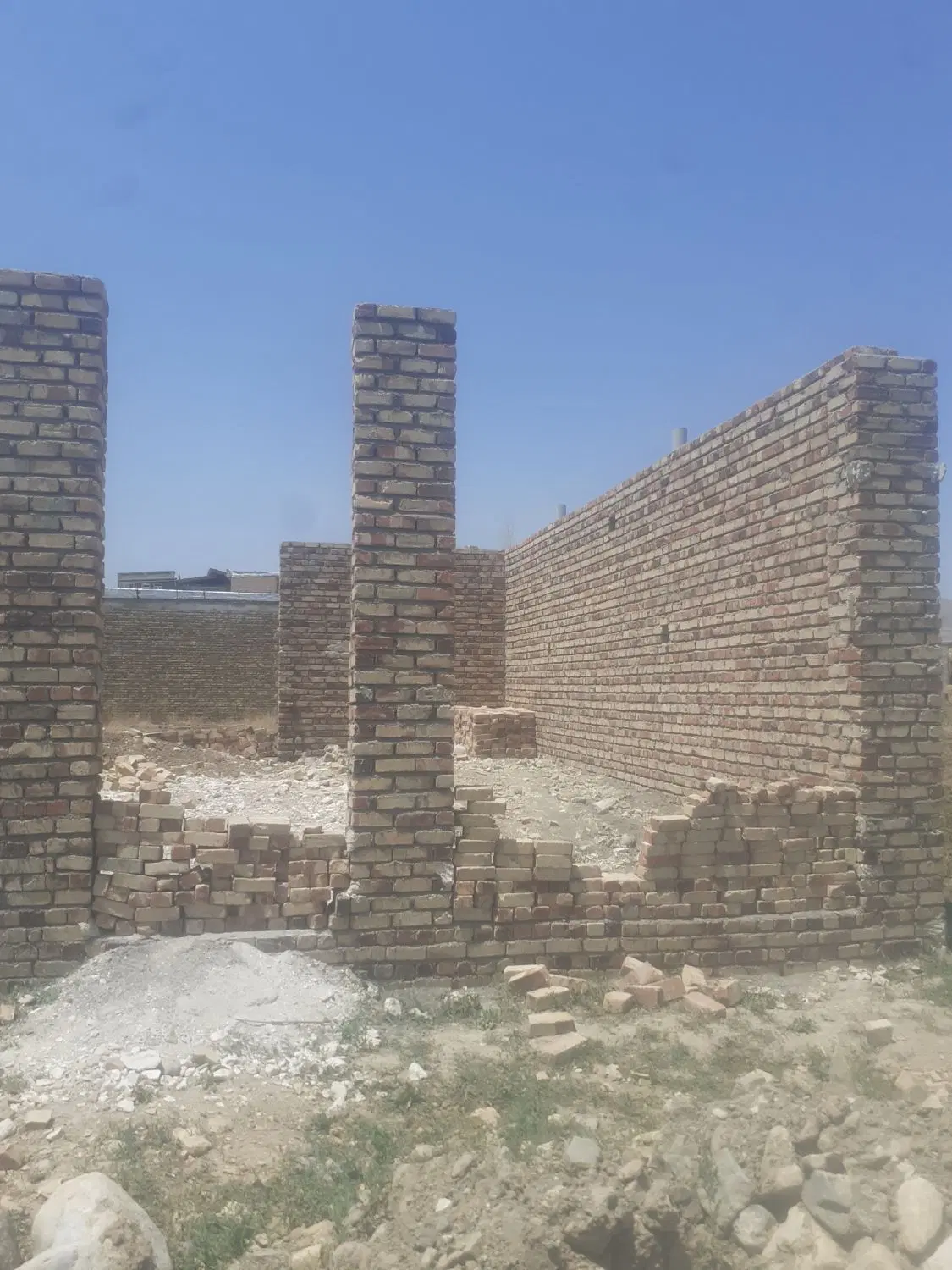 ساختمان نیمه کاره