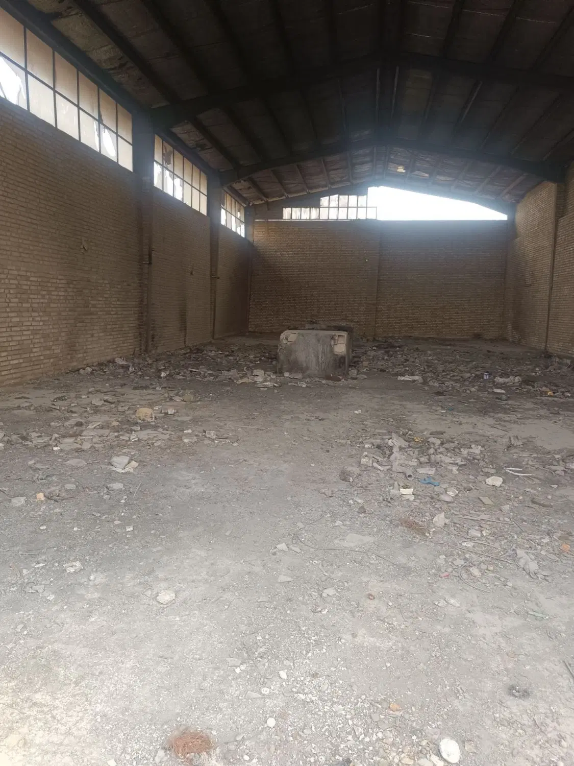 ملک تجاری داری سند ۷۵۰۰متر تک برگ
