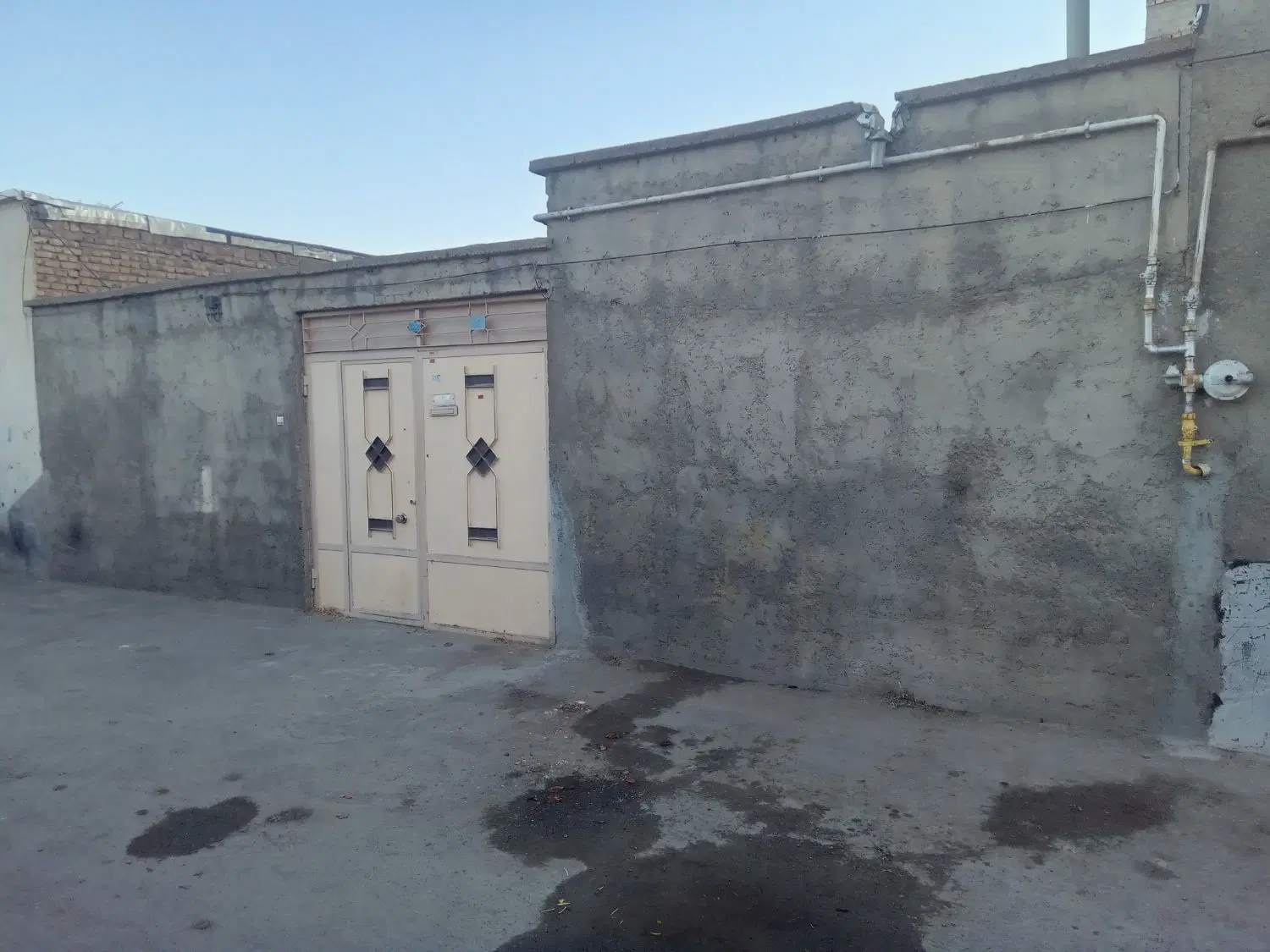 ساختمان مسکونی واقع در ۲۰ متری .