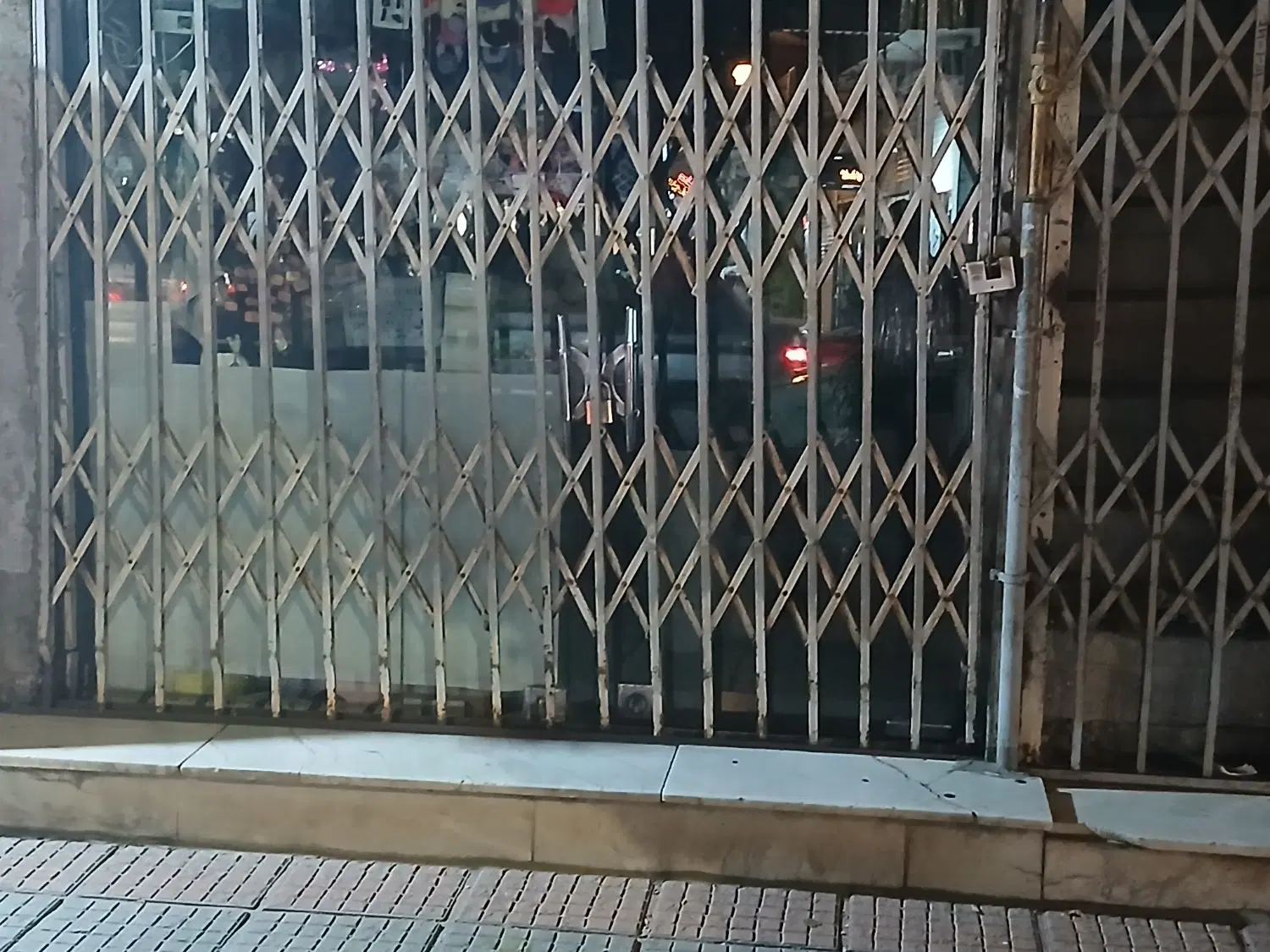 یک باب مغازه‌ ۶۸ متری در دوطبقه