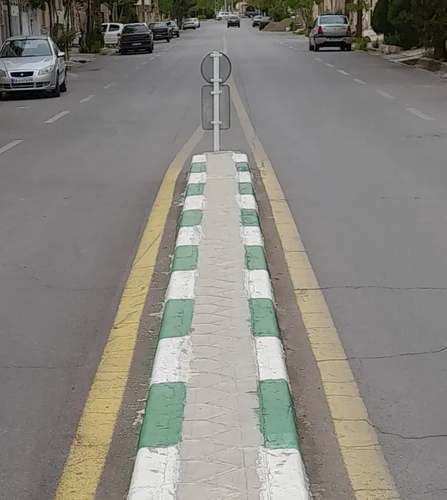 زمین شمالی ، هفتصددستگاه بر خیابان شهید مدنی غربی