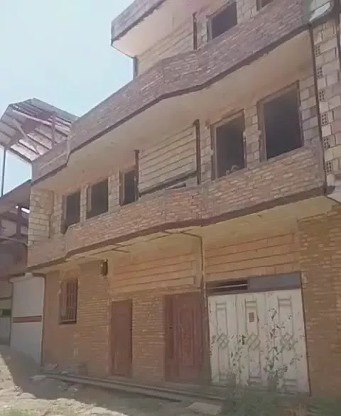 ساختمان نیمه کاره دوطبقه ویک بهارخواب