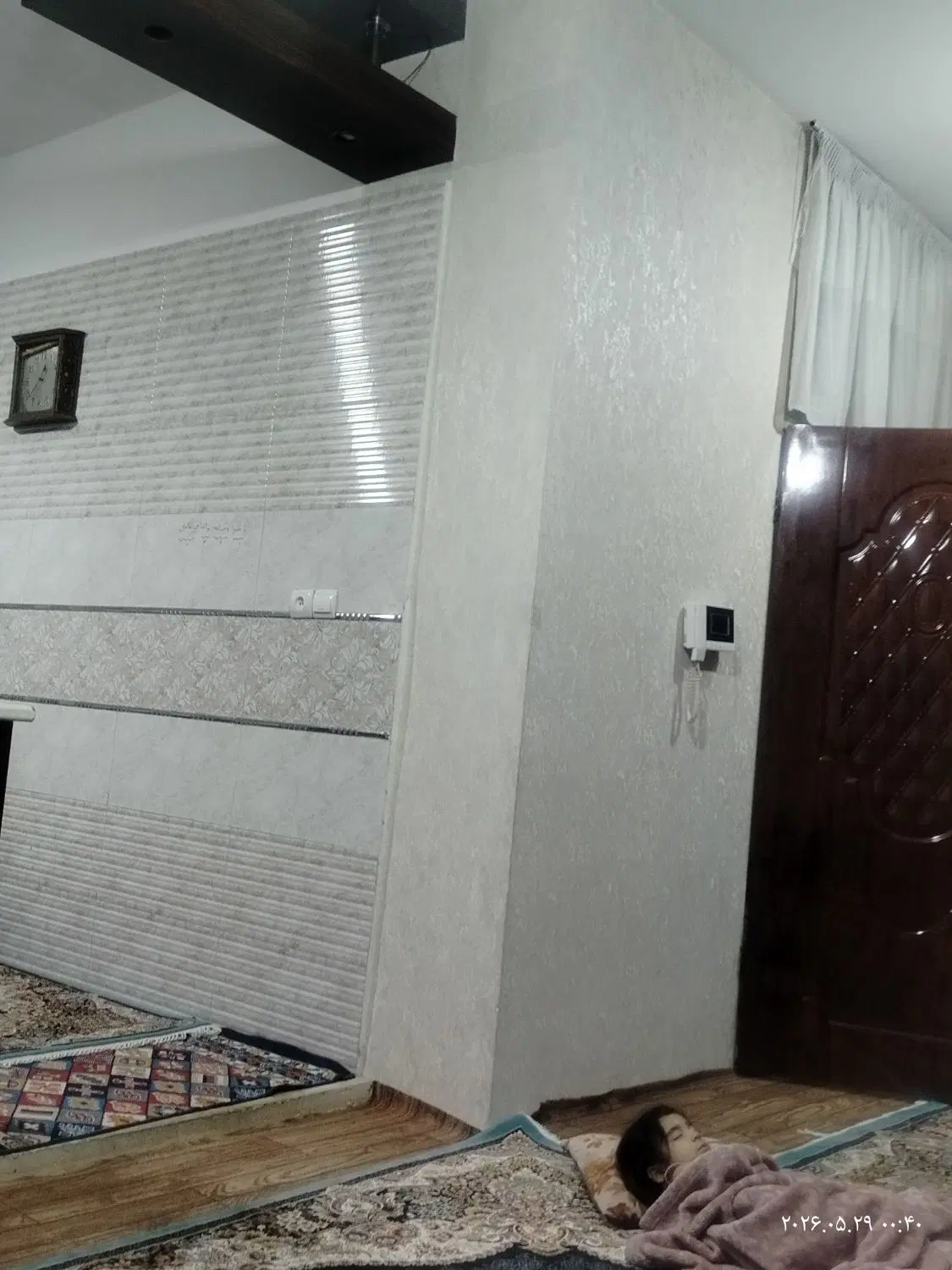 یک واحد آپارتمان طبقه همکف با صاحبخانه یک خانم