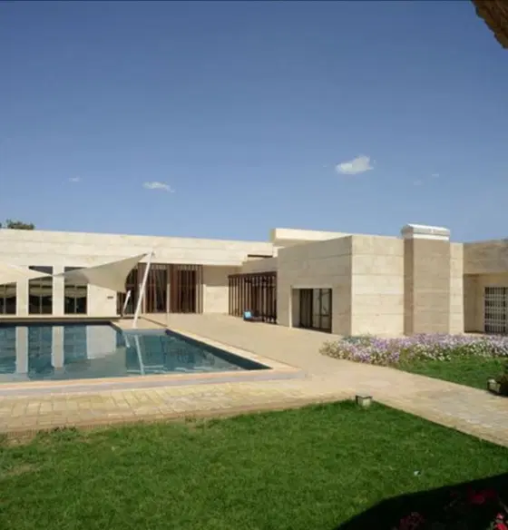 مغازه تجاری با زنین مسکونی