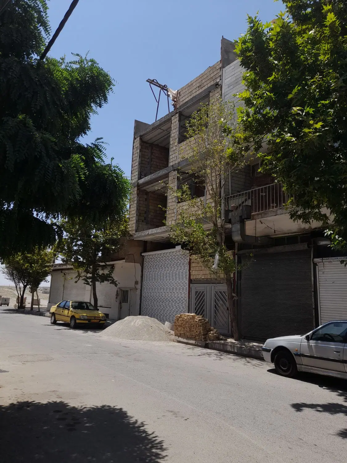۴۰متر مغاره و ۳تا واحد نیم کاره درخ اصلی