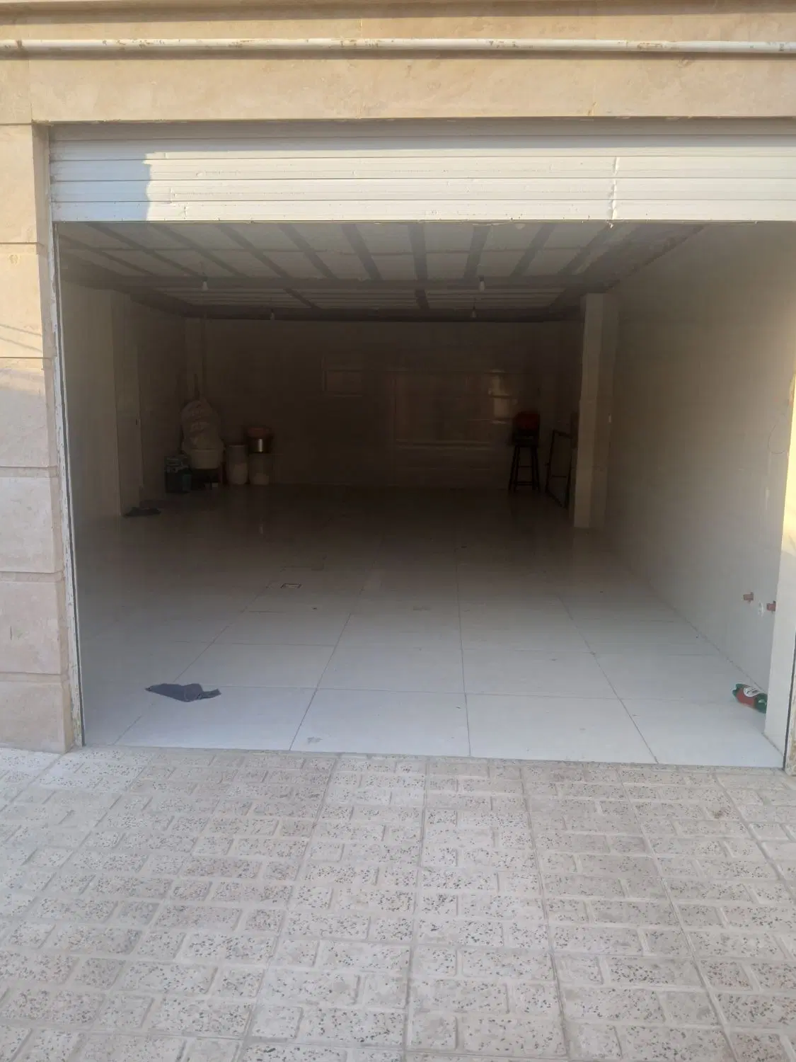 خانه مسکونی دوطبقه پیلوت