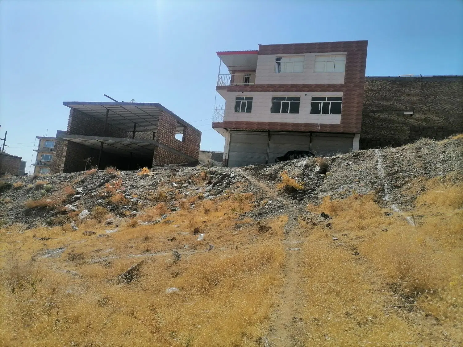 زمین سرخ دزج