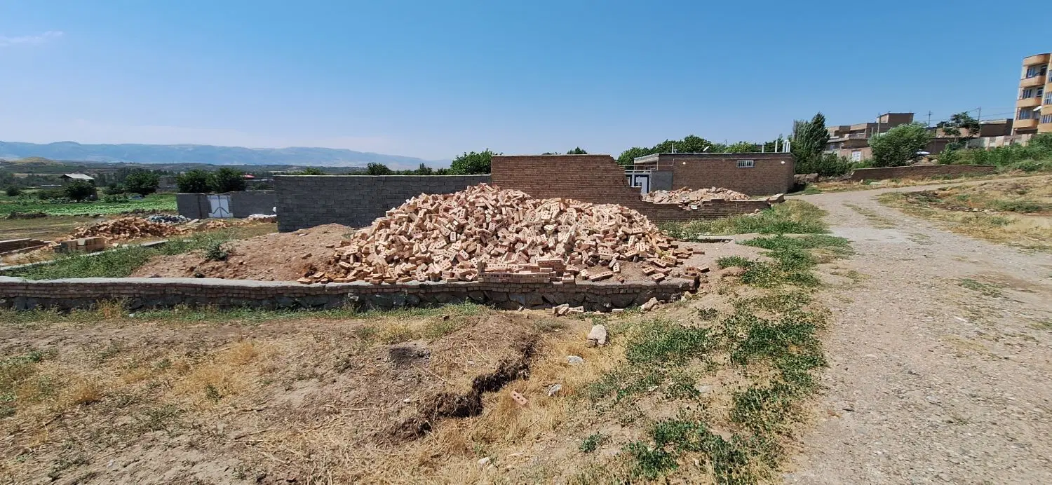 یک قطعه زمین در آخر کوی معماران