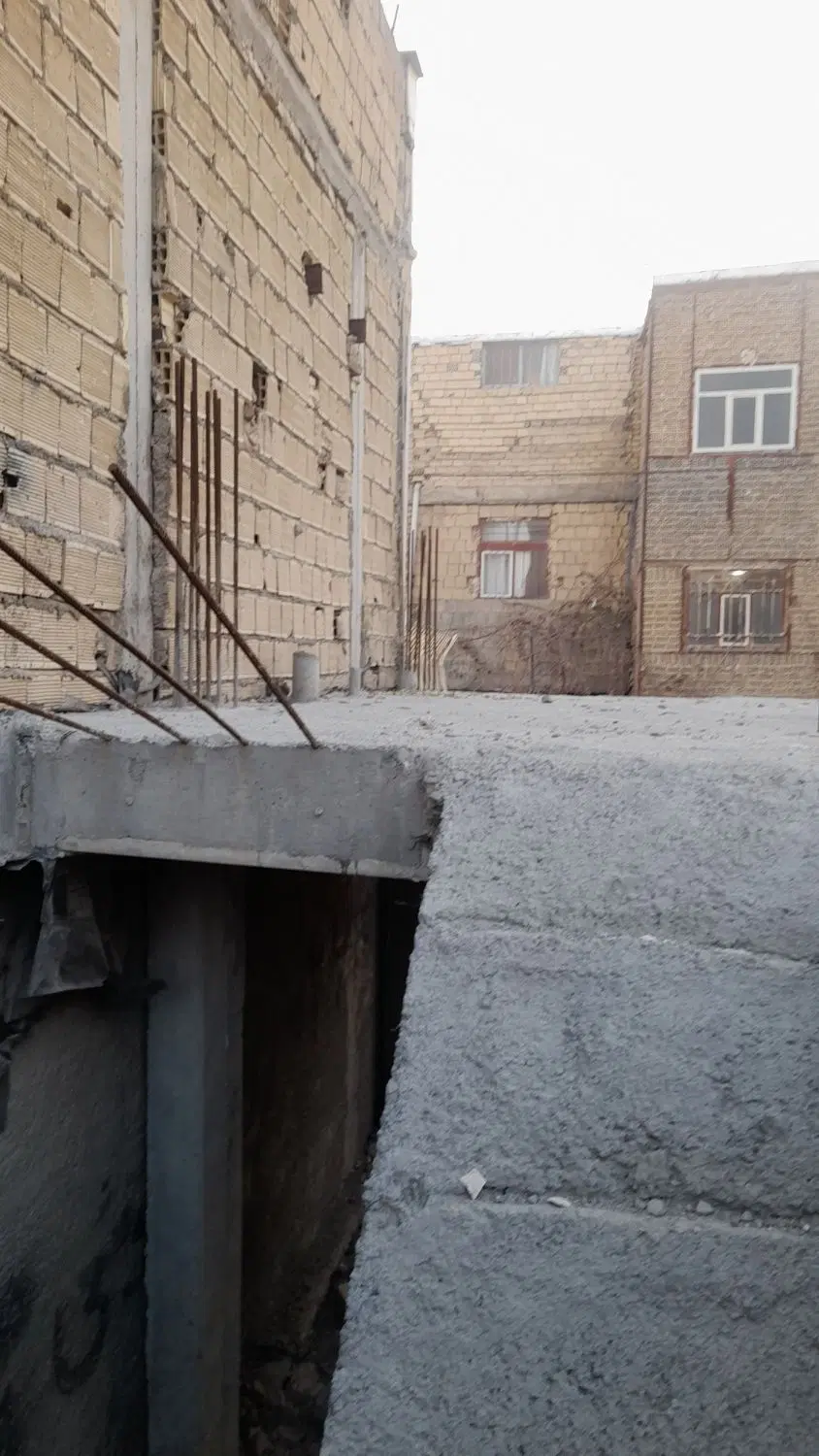 خانه نیمه کاره سقف وستون